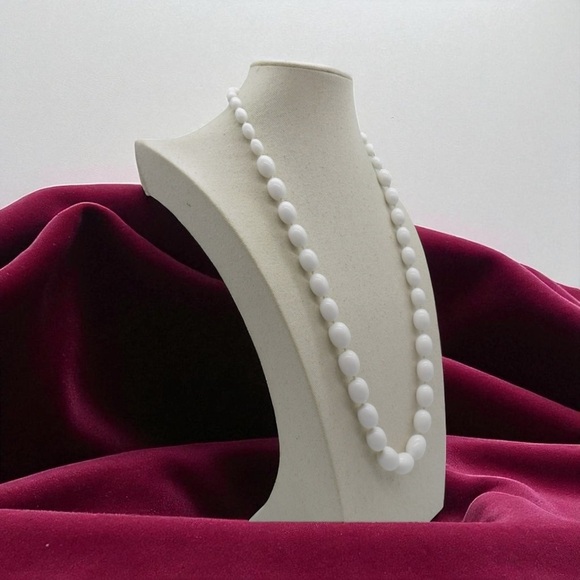 Trifari Vintage 70s White Bead Necklace Oblong Beads - Picture 5 of 5